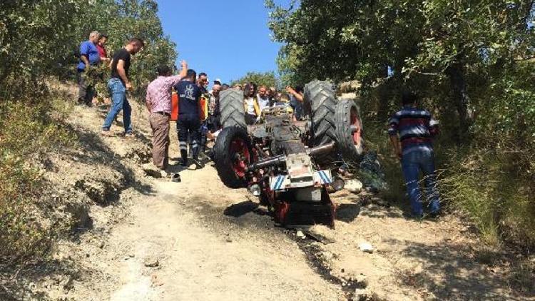 Devrilen traktördeki oğul öldü, baba yaralandı