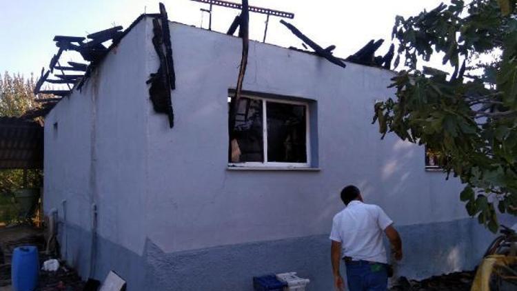 Salihlide tek katlı ev yandı