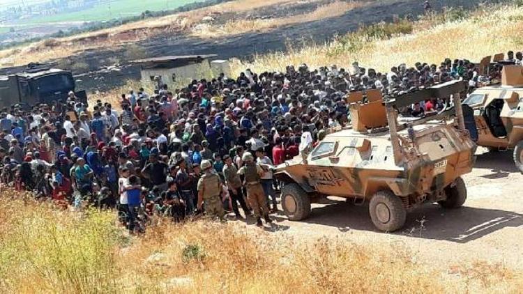 Türkiye sınırına yakın bölgelerde rejimin saldırılarını protesto ettiler