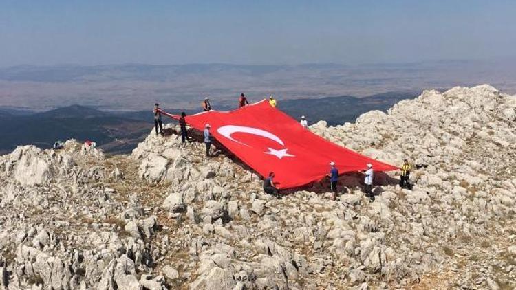 Zirveye 60 metrekarelik Türk bayrağı asıp, 30 Ağustosu kutladılar