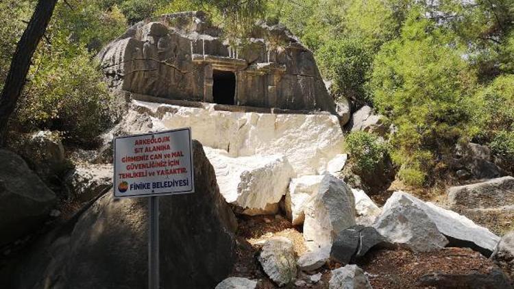 Likya dönemi kaya mezarı, EYP ile patlatılarak tahrip edildi