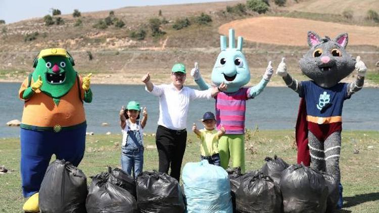 Başkan Kartoğlu, iki çocuğuyla çöp topladı