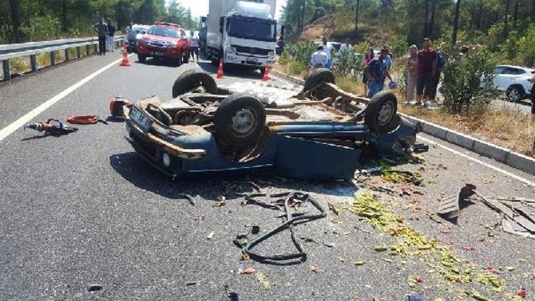 Otomobil hafif ticari araçla çarpıştı: 1 ölü, 4 yaralı