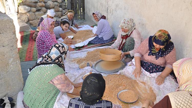 Kışlık tarhana ve salça mesaisi