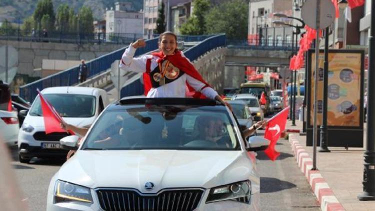 Avrupa Boks Şampiyonu Elif, memleketinde şehir turu attı