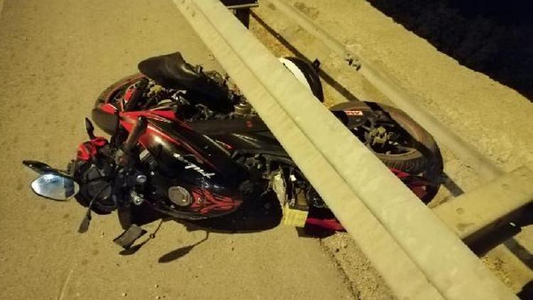 Motosiklet bariyere çarptı: Sürücü yaralandı, kasksız arkadaşı öldü