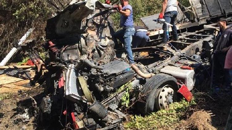 Kastamonuda uçuruma yuvarlanan kamyon alev aldı: 3 ölü
