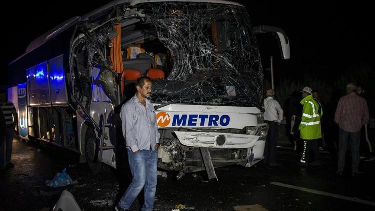 Devrilen TIR’a yolcu otobüsü çarptı