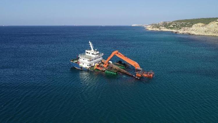 Bozcaadada yarı batık şekilde karaya oturan gemi için çalışmalar başladı