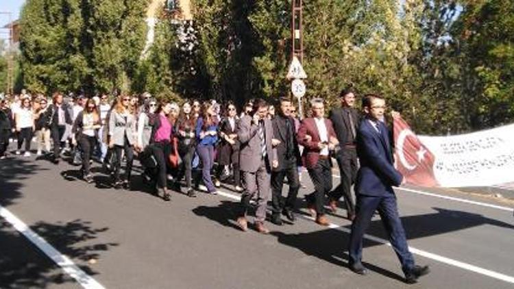 Karsta öğretmenlerden bayraklı yürüyüş