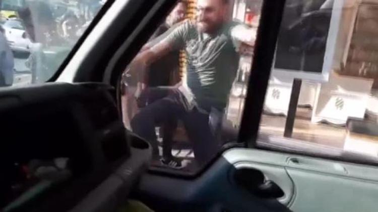 Kadıköyde öfkeli minibüsçünün kamyonete saldırısı kamerada