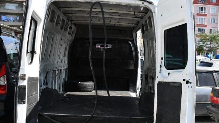 Çalıntı minibüste 46 kaçak göçmen yakalandı