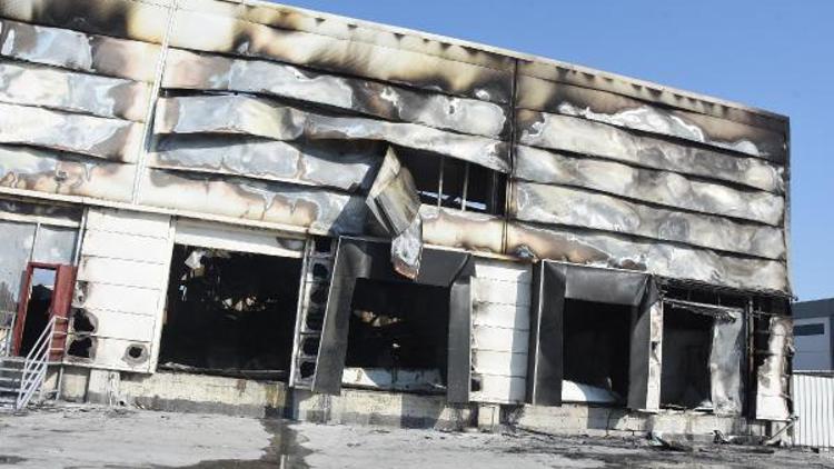 İzmirde çıkan yangında 4 işletme zarar gördü