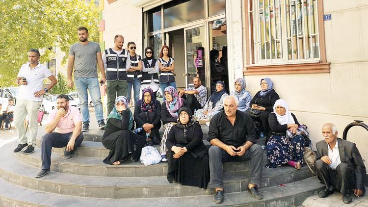 Polis ve asker aileleri de eyleme katıldı