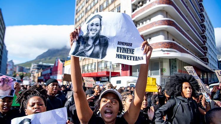 Güney Afrikada binlerce kadın parlamentoya yürüdü, olağanüstü hal ilan edilmesini istedi