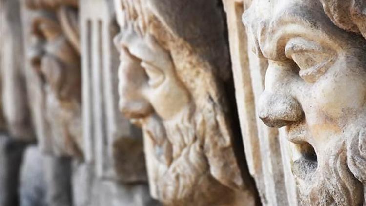 2 bin 200 yıllık masklar gün yüzüne çıkarıldı