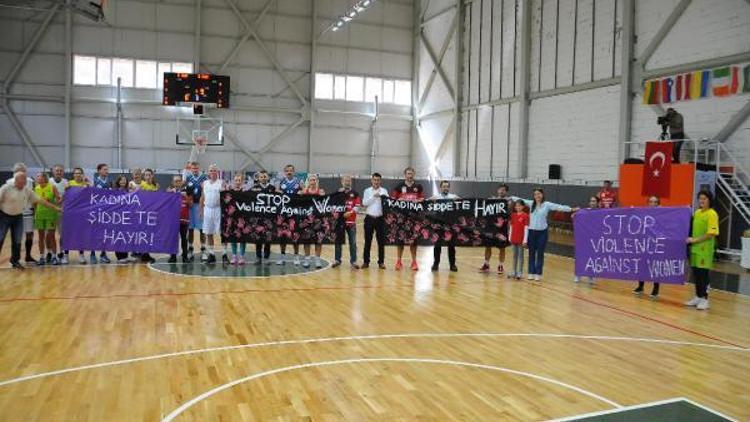 Kartepenin zirvesinde basketbolculardan kadına şiddete tepki