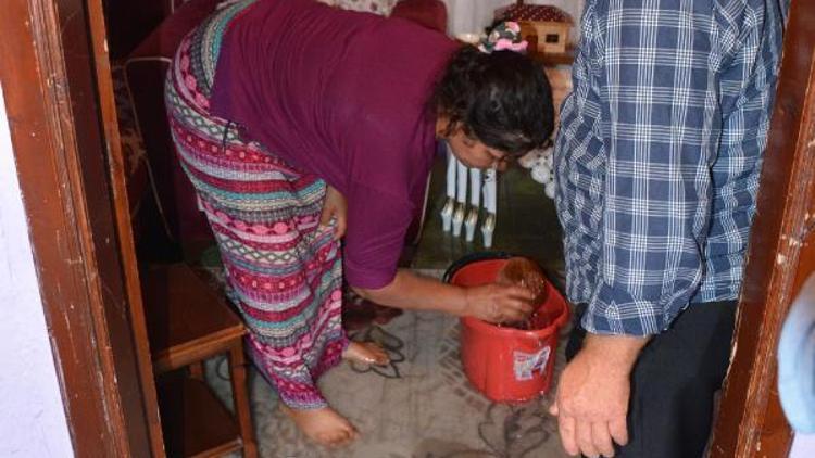 Sinopta gece etkili olan sağanakta su basan evlerde temizlik