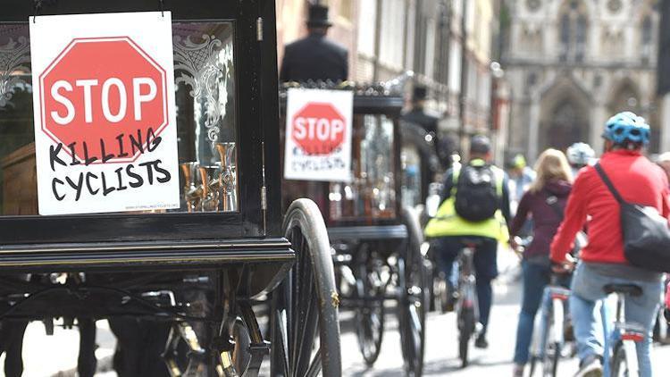 Londra’da bisikletçiler için sembolik cenaze töreni