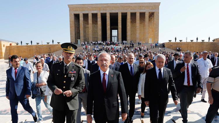 Kılıçdaroğlu, CHPnin kuruluş yıl dönümünde Anıtkabiri ziyaret etti