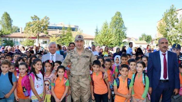 Elazığ İl Jandarma Komutanı öğrencileri yalnız bırakmadı