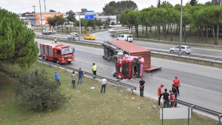 Demir yüklü TIR devrildi, yol ulaşıma kapandı