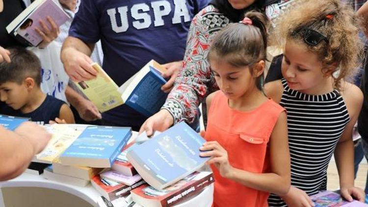 Kırklareli Belediyesi, 1200 kitap dağıttı