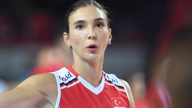 Eda Erdem ve Naz Aydemirden ailelere voleybol tavsiyesi