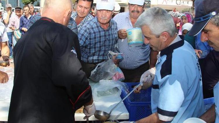 Tavşanlı’da belediye aşure dağıttı