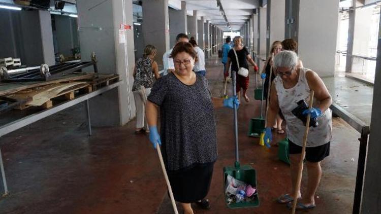 Marmariste kadınlar, pazar yerini temizledi