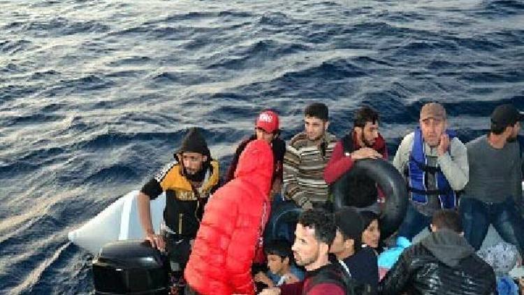 Dikili açıklarında lastik botta 47 kaçak göçmen yakalandı