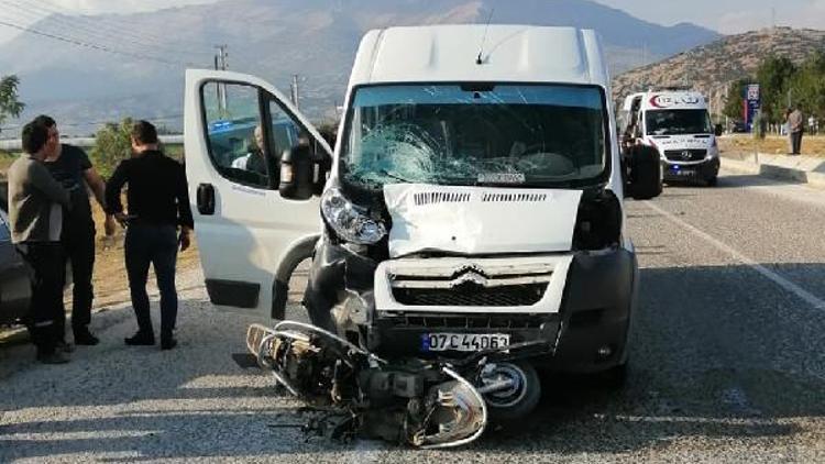 Minibüsle çarpışan motosikletin sürücüsü öldü