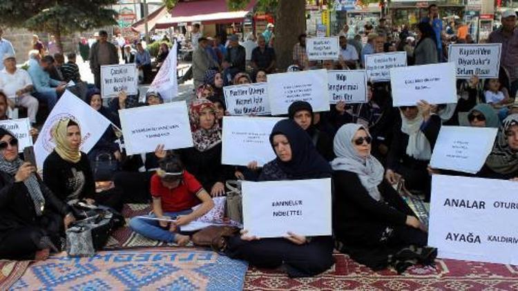 Diyarbakırda HDP önünde eylem yapan annelere Kayseriden destek