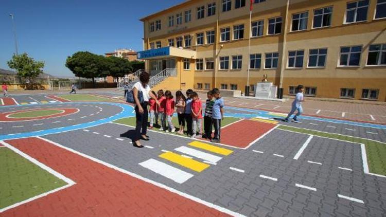Hacılar Belediyesinden ilkokul öğrencilerine Trafik Eğitim Pisti