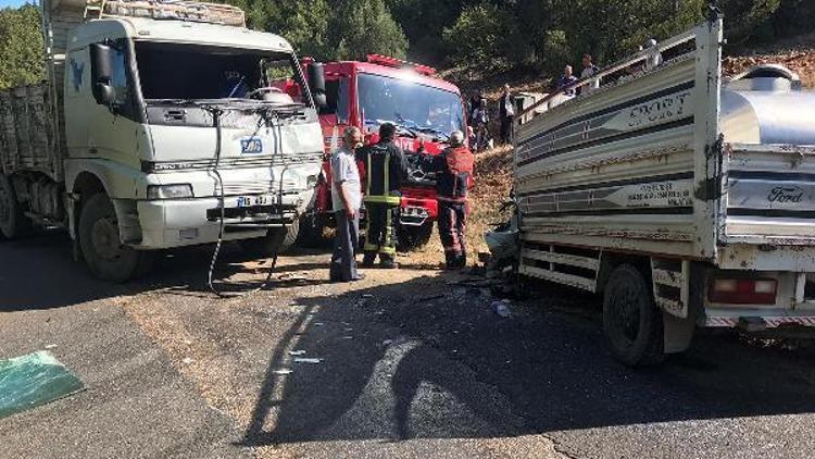 Kamyon ile kamyonet çarpıştı: 1 ölü, 1 yaralı