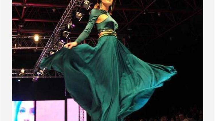 Isabeli Fontana  Dosso Dossi Fashion Show podyumunda