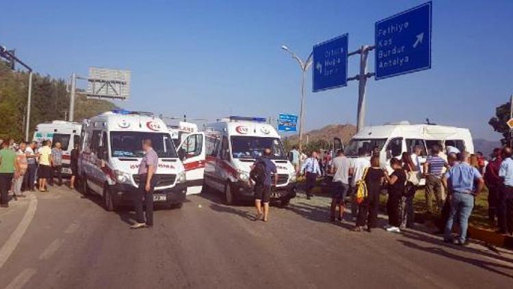 Servis minibüsü ile kamyon çarpıştı: 10 öğrenci yaralı