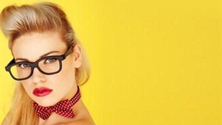 Gözlüklü Kadınlar Nasıl Makyaj Yapmalı?