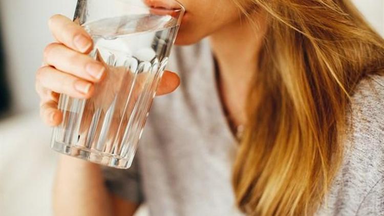 'Kadınlar 10, Erkekler Günde 14 Bardak Su İçmeli'