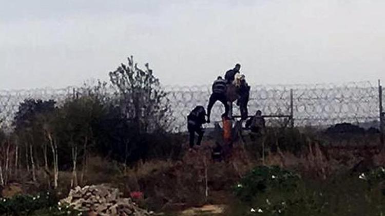 Yunanistana kaçmak isteyen göçmenler tellerde yakalandı