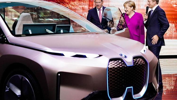 Almanya e-otomobilin de lideri olmalı