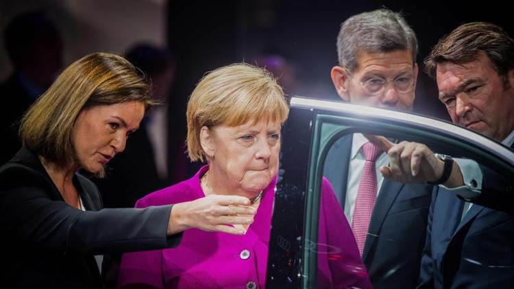 Uluslararası Otomobil Fuarı’nın açılışını Merkel yaptı