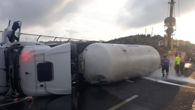 İstanbul trafiği kilitlendi TEM Otoyolunda kaza