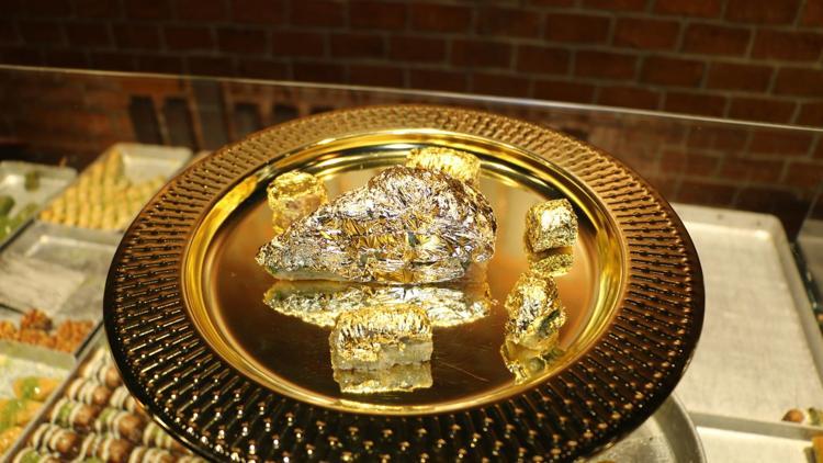 Endonezyada dilimi bin dolara altın kaplamalı baklava