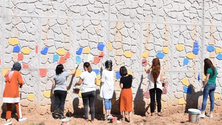Öğretmenler, okulun 300 metrelik duvarını boyadı