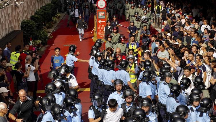 Hong Kongda karşıt görüşlü protestocular arasında arbede