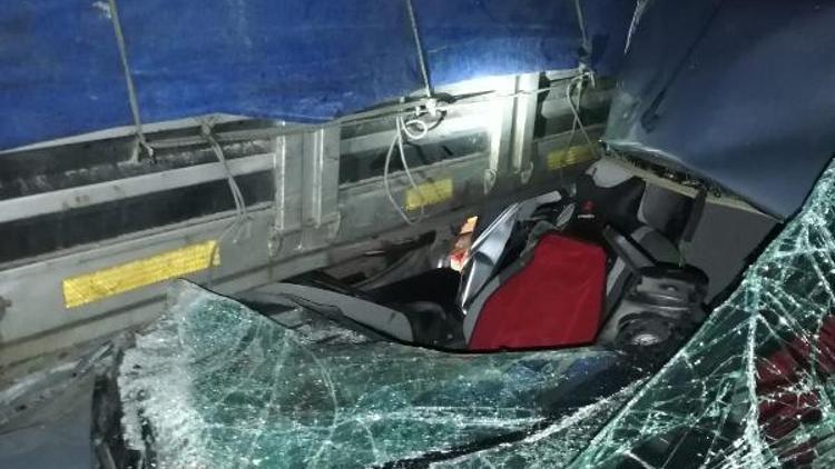 Hafif ticari araç TIRa çarptı:1 ölü ,4 yaralı