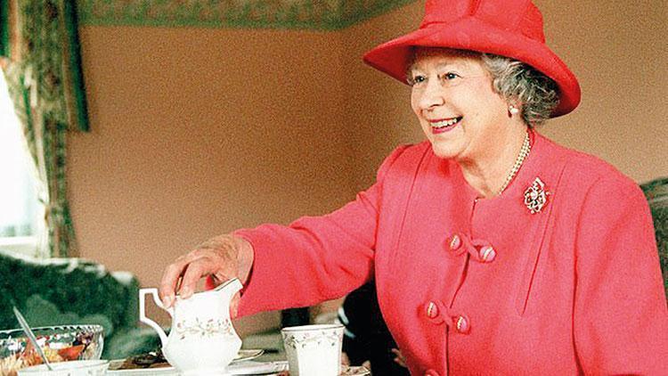 Kraliçe’den tamirciye çay ikramı