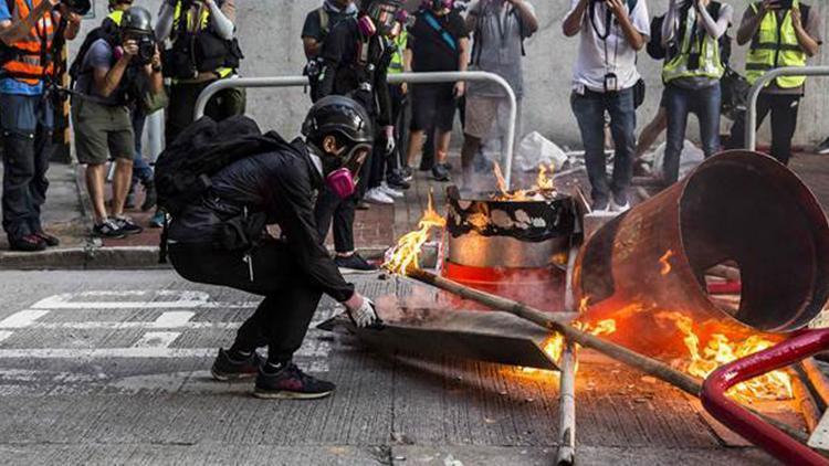 Hong Kong polisi göstericilere biber gazı sıktı