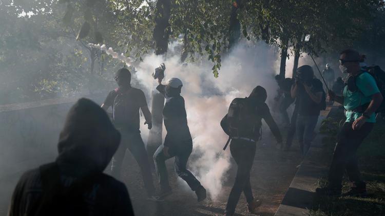 Fransada sarı yelekliler gösterilerin 45. haftasında sokaklarda